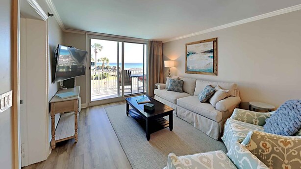 Condo, nhiều giường, ban công, quang cảnh biển | Khu phòng khách
