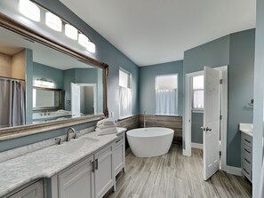 Ferienhaus, Mehrere Betten, Küche, Gartenblick | Badezimmer | Handtücher, Toilettenpapier