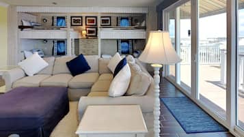 Rumah, Beberapa Tempat Tidur, balkon, pemandangan pantai | Area keluarga | TV