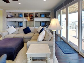 Rumah, Beberapa Tempat Tidur, balkon, pemandangan pantai | Area keluarga | TV