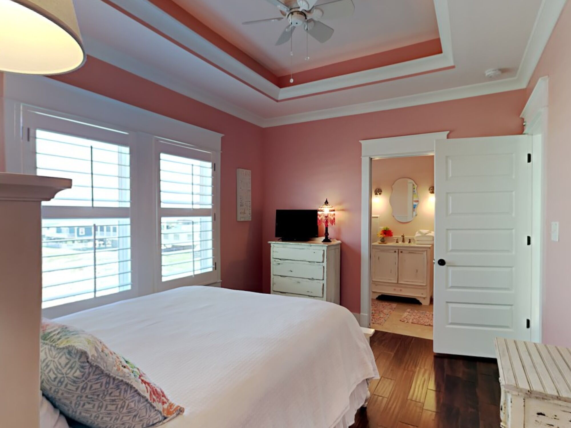 4 bedrooms, individually decorated, individually furnished, free WiFi