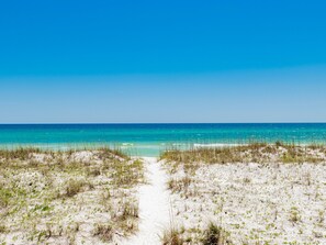 På stranden