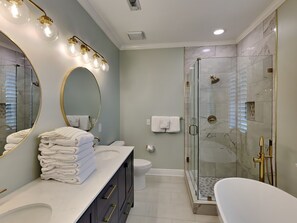 Rumah, Beberapa Tempat Tidur, dapur, pemandangan samudra | Kamar mandi | Handuk dan tisu toilet