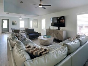Studio (3 Bedrooms) | Property amenity