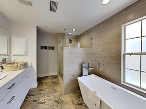 Studio (3 Bedrooms) | Property amenity