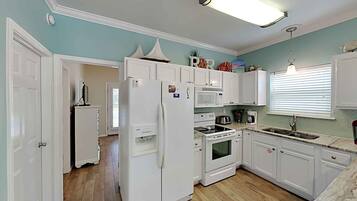 Rumah, Beberapa Tempat Tidur, dapur, pemandangan kolam renang | Dapur pribadi | Lemari es, microwave, oven, dan kompor