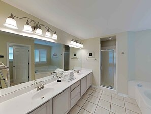 House, Multiple Beds, Kitchen, Pool View | Bathroom