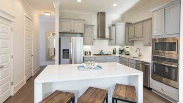 House, Multiple Beds, Kitchen, Garden View | Private kitchen | Fridge, microwave, oven, stovetop