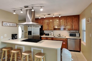 Casa, varias camas, cocina, vistas al jardín | Cocina privada | Frigorífico, microondas, horno y placa de cocina