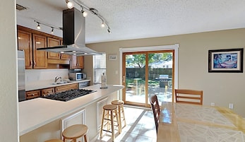 Frigorífico, microondas, horno y placa de cocina