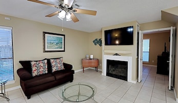 Casa, varias camas, cocina, vistas al jardín | Zona de estar | Televisión de 40 pulgadas con canales digitales