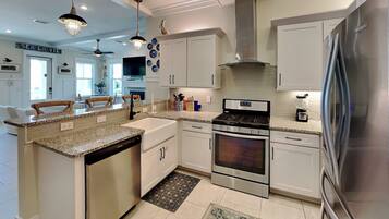 House, Multiple Beds, Kitchen, Garden View | Private kitchen | Fridge, microwave, oven, stovetop