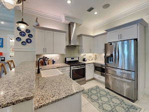 Casa, varias camas, cocina, vista al jardín | Cocina privada | Refrigerador, microondas, horno y parrilla de estufa 