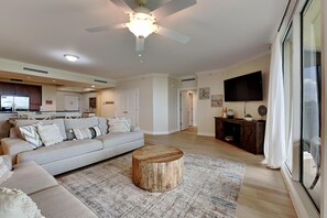 Condo, varias camas, balcón, vista al jardín | Área de sala de estar | Televisión 