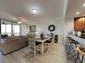 Condo, varias camas, balcón, vista al jardín | Restaurantes