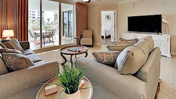 Condo, varias camas, balcón, vista a la alberca | Área de sala de estar | Televisión