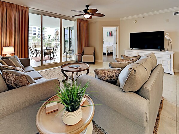 Condo, varias camas, balcón, vista a la alberca | Área de sala de estar | Televisión 