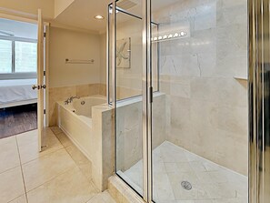 Condo, Multiple Beds, Balcony, Pool View | Bathroom
