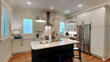 House, Multiple Beds, Kitchen, Garden View | Private kitchen | Fridge, microwave, oven, stovetop