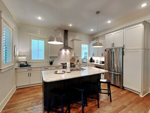 Casa, varias camas, cocina, vista al jardín | Cocina privada | Refrigerador, microondas, horno y parrilla de estufa