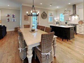 Casa, varias camas, cocina, vista al jardín | Cocina privada | Refrigerador, microondas, horno y parrilla de estufa