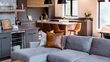 智能電視、壁爐、書籍