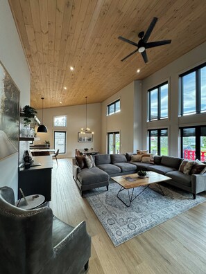 Smart TV, chimenea y libros