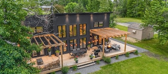 Luxury Cabin on the creek, with sauna, in Lac Du Bonnet, Manitoba (sleeps 8)