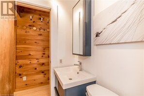 Combined shower/bathtub, towels, soap, toilet paper - Moonstone Chalet: Your perfect city escape! With Hot tub (Moonstone)