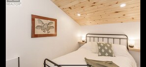 4 bedrooms, WiFi, bed sheets - Moonstone Chalet: Your perfect city escape! With Hot tub (Moonstone)