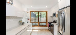 Jääkaappi, mikroaaltouuni, uuni, liesi