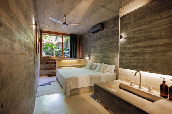 Ropa de cama de alta calidad y caja de seguridad en la habitación 