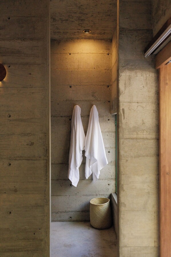 Deluxe Double Room | Bathroom | Shower, rainfall showerhead, towels, soap - Casa TO - Adults Only (Puerto Escondido)