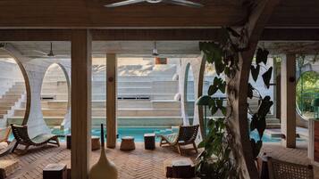 Una piscina al aire libre