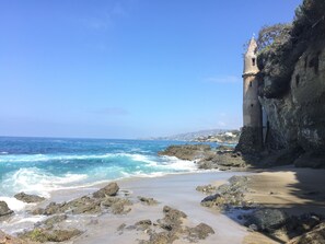 Una spiaggia nelle vicinanze, lettini da mare, teli da spiaggia
