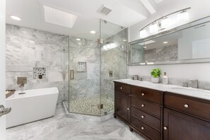 Combined shower/bathtub, hair dryer, towels, soap - Sea Esta Laguna Beach House Ocean View near Victoria Beach, Parks, & Restaurants (Laguna Beach)