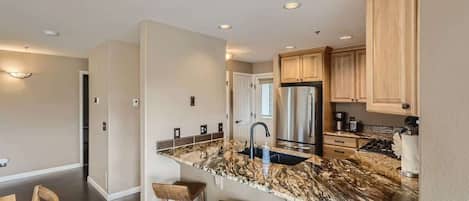 Een koelkast, een microgolfoven, een oven, een kookplaat