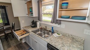 Coffee/tea maker, fridge, microwave, oven