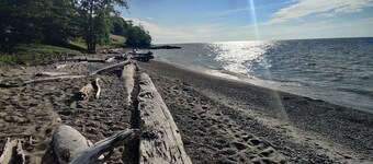 Breezy Paradise | Shared Beach | King Bed | Mentor