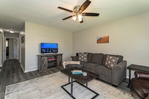 Smart TV, Netflix, Hulu, streaming services