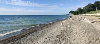 Breezy Paradise, 3 Bedroom with Shared Beach, King Bed