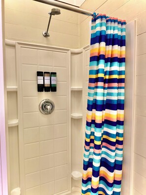 Bathtub, hair dryer, towels, soap - Historical cottage for plant lovers, walkable downtown (Baton Rouge)