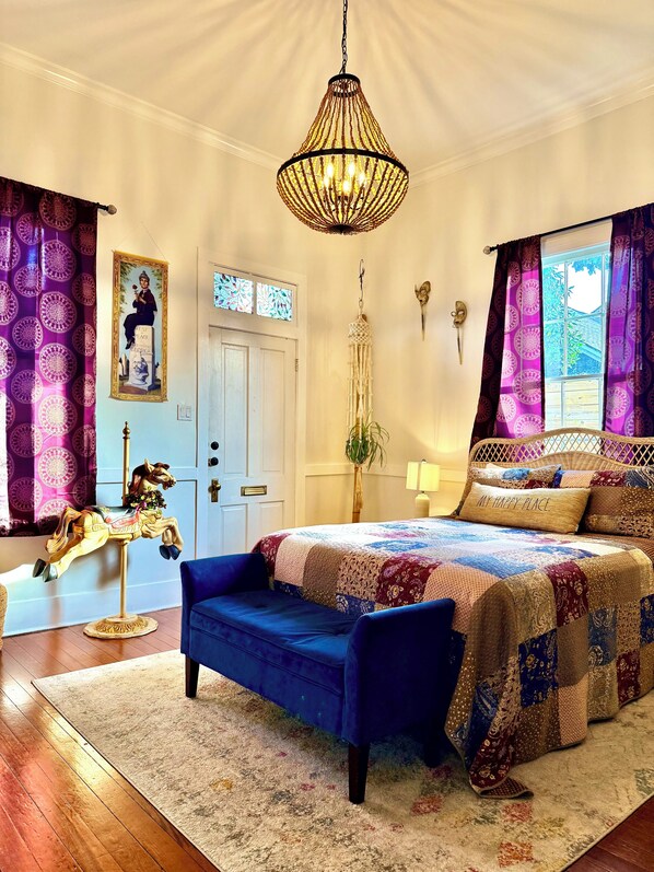 2 bedrooms, iron/ironing board, WiFi, bed sheets - Historical cottage for plant lovers, walkable downtown (Baton Rouge)
