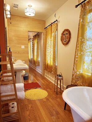 Bathtub, hair dryer, towels, soap - New Listing (Baton Rouge)