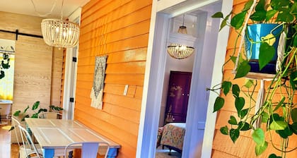Historical cottage for plant lovers, walkable downtown