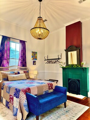2 bedrooms, iron/ironing board, WiFi, bed sheets - Historical cottage for plant lovers, walkable downtown (Baton Rouge)