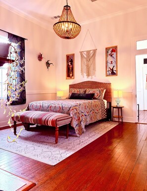 2 bedrooms, iron/ironing board, WiFi, bed sheets - Historical cottage for plant lovers, walkable downtown (Baton Rouge)