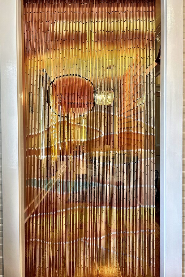 أحواض استحمام، مجففات شعر، مناشف، صابون