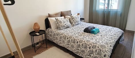 2 habitaciones, escritorio y tabla de planchar con plancha