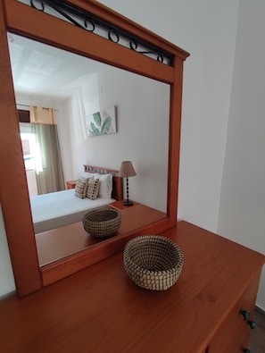 2 chambres, bureau, fer et planche Ă repasser, lit parapluie